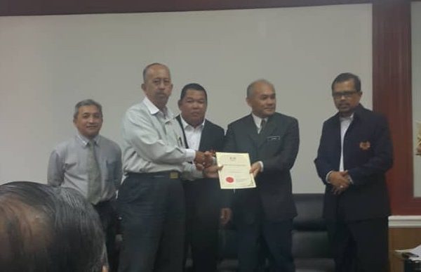 Presiden menerima sijil penghargaan
