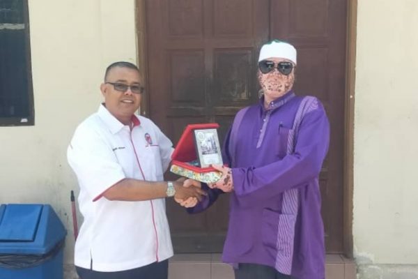 Cenderahati persaraan Ahli Caw P.pinang