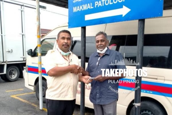 Bendahari Caw Pulau Pinang menyampaikan Sumbangan PERSARA