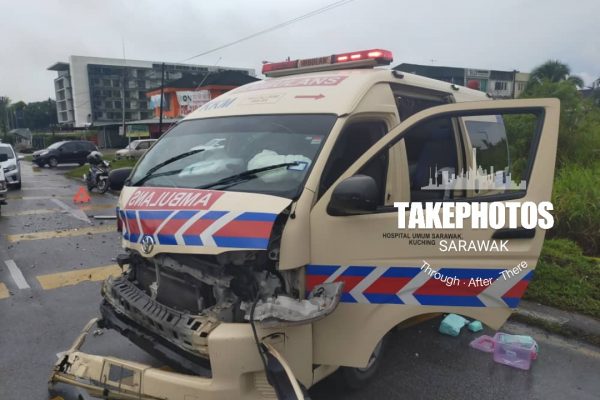 Kemalangan Ambulans KKM Membawa Pesakit dengan Sebuah Kereta