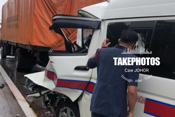 Van Serbaguna Ascot VAKSIN dari PKD Kluang Kemalangan dengan Lori