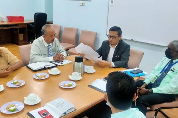 Kunjungan Hormat Pegawai Ibupejabat Bersama Pengarah HKL