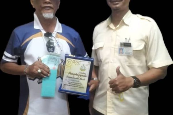 Bendahari PEMATA-KKM, Menyampaikan Sumbangan PERSARAAN