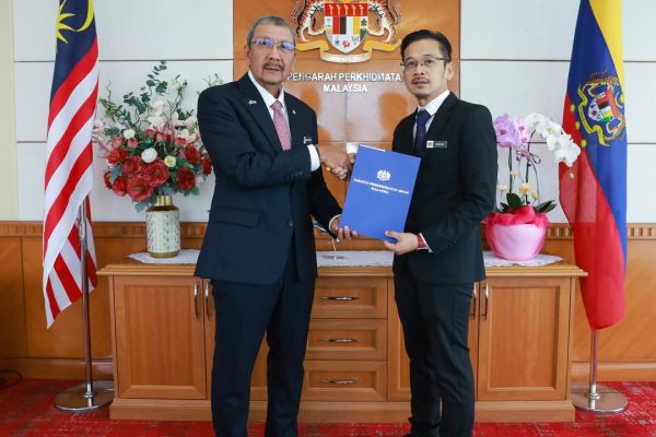 Menyampaikan Watikah Penempatan PNKN Kedah