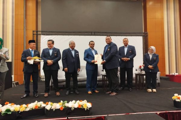 Penyerahan Sijil Bantuan PHEKS 2025 Zon Timur